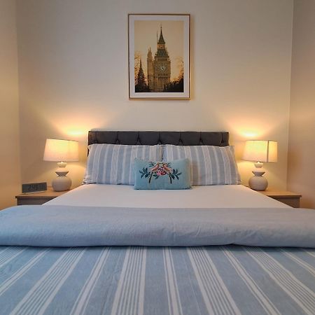 Cozy Bedroom In Lucan, ดับลิน ภายนอก รูปภาพ